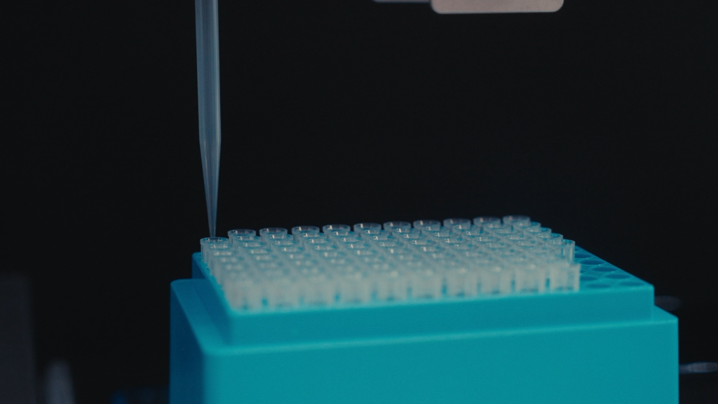 移液器在生物實驗中的關(guān)鍵作用與應(yīng)用場景